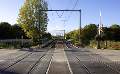 804339 Gezicht op de spoorlijn Utrecht-Arnhem, vanaf de spoorwegovergang in de Mereveldseweg te Utrecht, uit het zuidoosten.